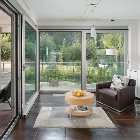 Arentz - Side Sea View