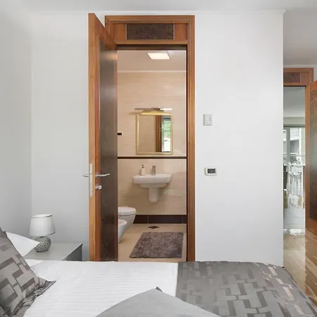 Arentz - Side Sea View