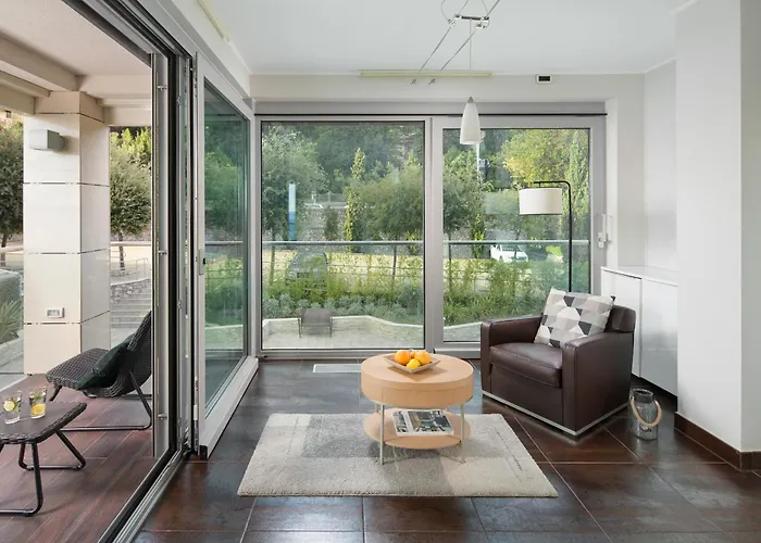 Arentz - Side Sea View