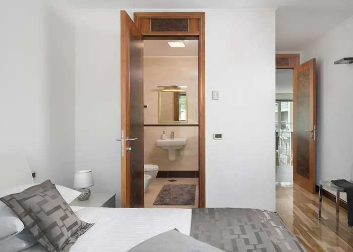 Arentz - Side Sea View